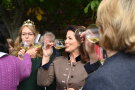 Ministerin Kaniber und die Weinkönigin probieren einen Weißwein