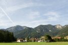 Das Dorf Geitau bei Bayrischzell mit Bergen im Hintergrund