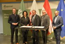 Agrarministerin Kaniber mit Umweltminister Glauber bei der Unterzeichnung