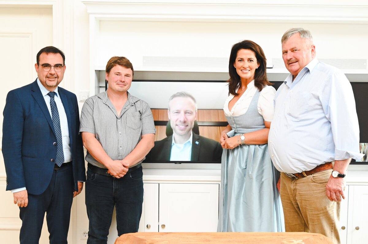 Das Bild zeigt v. l.: Staatsminister Klaus Holetschek, Stellv. BBV-Kreisobmann Joachim Nuscheler, Landrat Alex Eder (auf dem Bildschirm), Staatsministerin Michaela Kaniber und BBV-Kreisobmann Martin Schorer.