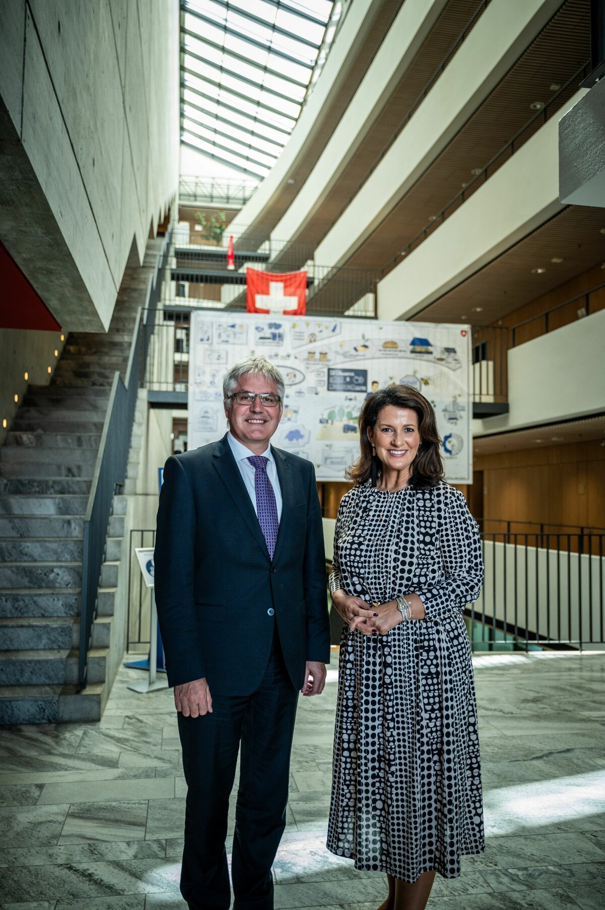 Michaela Kaniber und Christian Hofer stehen in einem Treppenhaus nebeneinander.