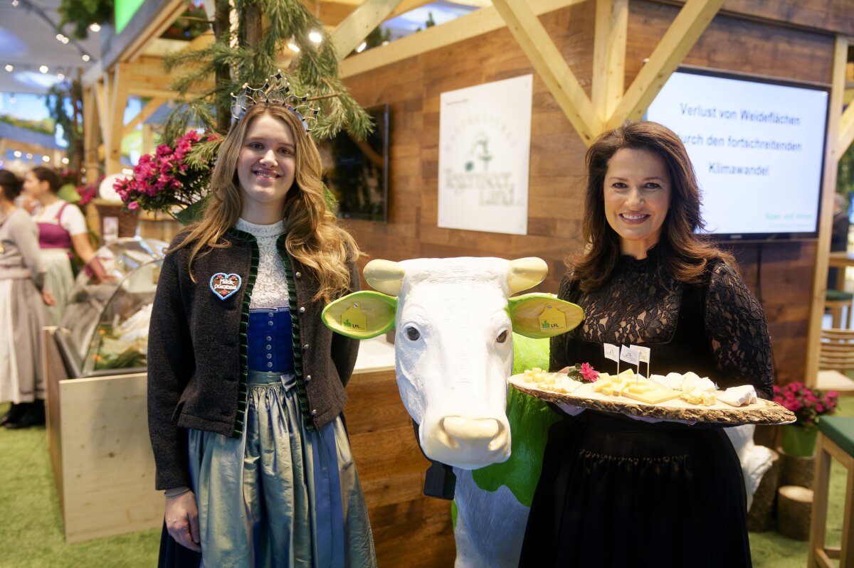 (v. l.) Die Bayerische Milchprinzessin Philomena Mögele und Landwirtschaftsministerin Michaela Kaniber auf der Sonderfläche "Almen und Alpen – Milcherzeugung auf Bayerisch". 