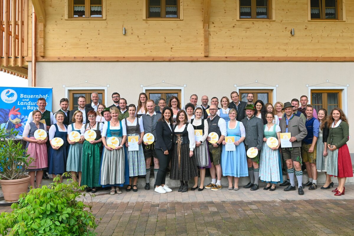 Staatsministerin Michaela Kaniber mit allen prämierten Landwirtinnen und Landwirten.