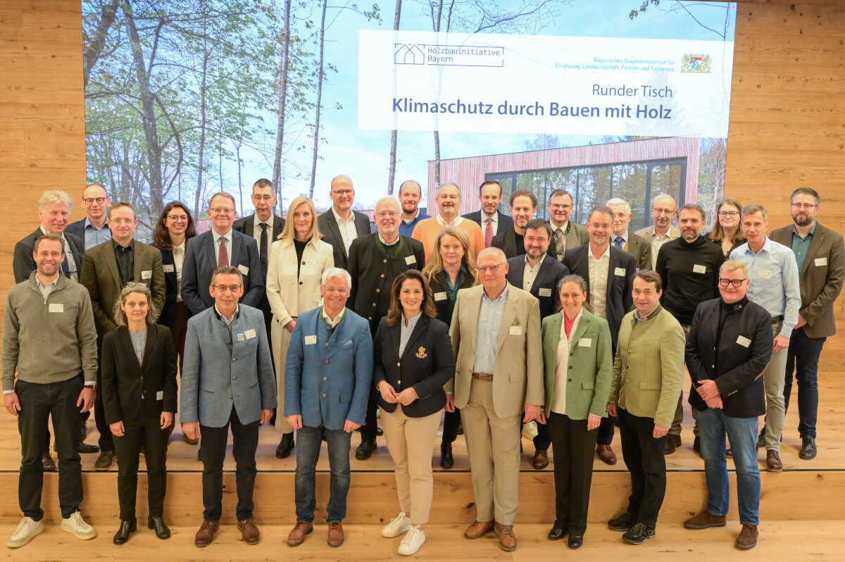 Gruppenbild mit Teilnehmerinnen und Teilnehmer des Runden Tisches mit Ministerin Michaela Kaniber