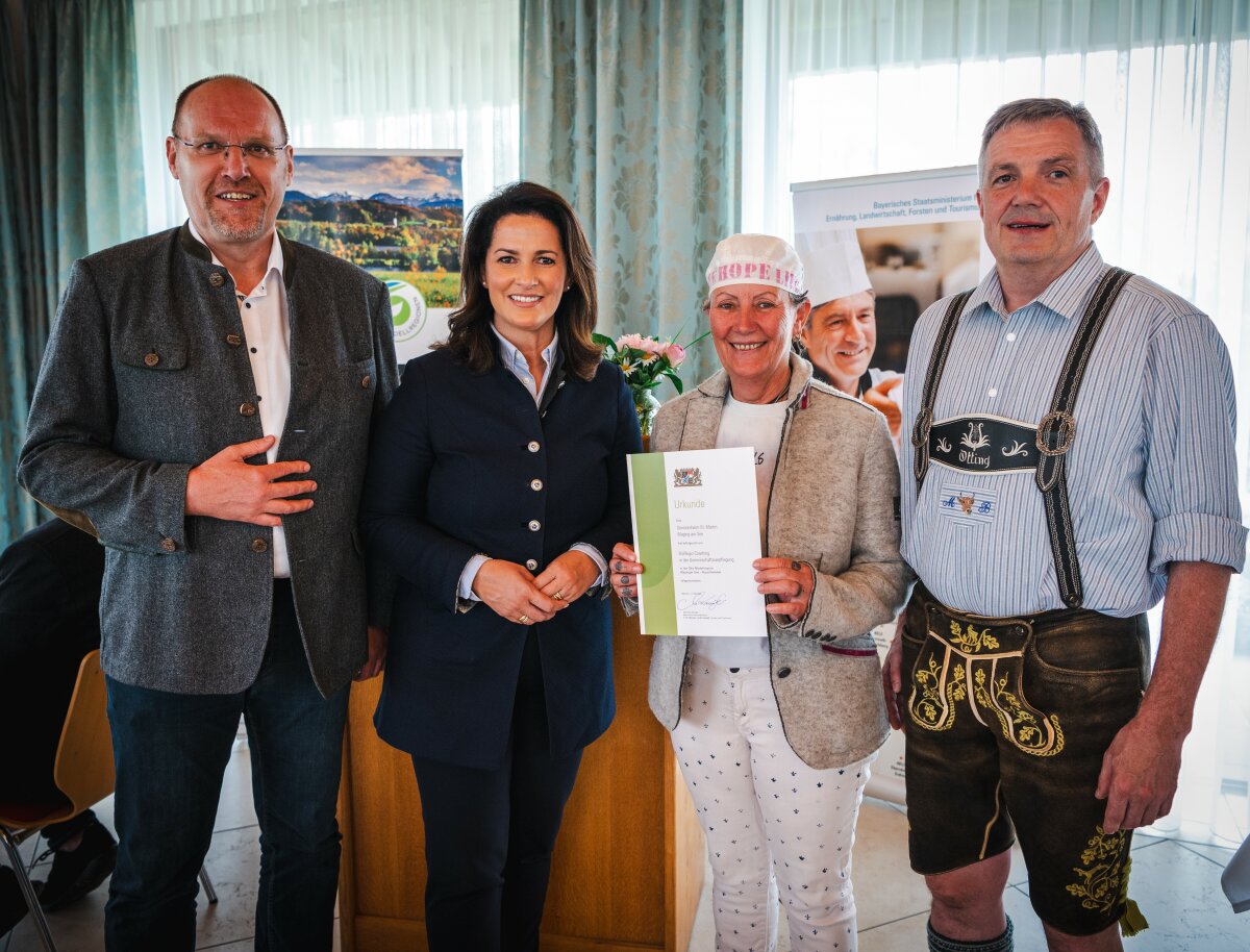 Staatsministerin Michaela Kaniber gemeinsam mit Hubert Sailer (1. v. l., Geschäftsleiter Seniorenheim St. Martin), Andrea Piedertorfer-Jung (3. v. l., Küchenleiterin Seniorenheim St. Martin) sowie Matthias Baderhuber (4. v. l., 1. BM des Markt Waging a. See) bei der Übergabe der Urkunde.