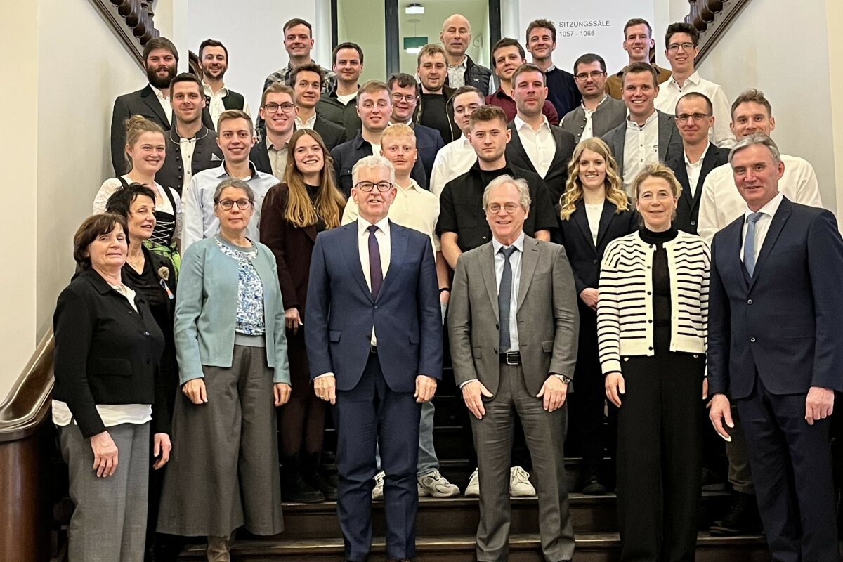 Hubert Bittlmayer gemeinsam mit den bayerischen Top-Absolventinnen und -Absolventen der Grünen Berufe.  