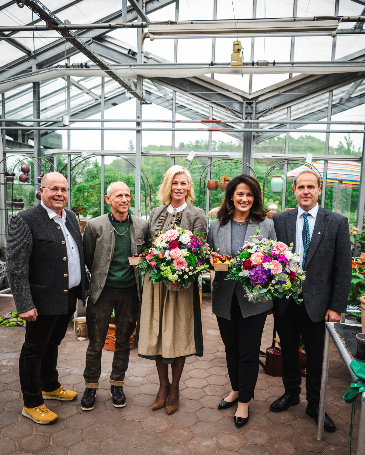 (v. l.) Herbert Puffer (Vizepräsident Bayerischer Gärtnereiverband), Gundolf Steiner (Betriebsinhaber Floralmanufaktur), Daniela Meindl (Modedesignerin), Staatsministerin Michaela Kaniber und Manfred Fahn (Bezirksvorsitzender BGV Oberbayern)