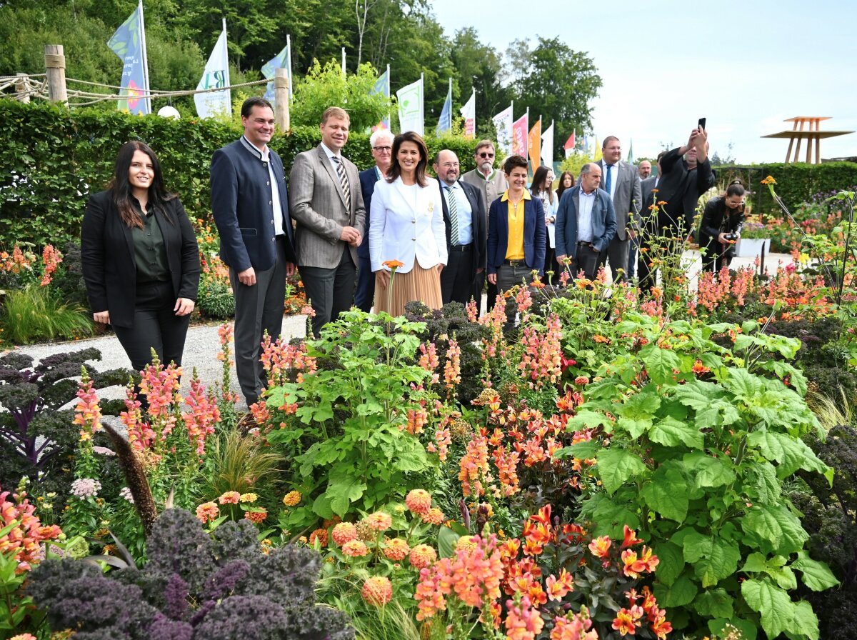 Ministerin Michaela Kaniber mit mehreren Personen auf der Landesgartenschau in Freyung 