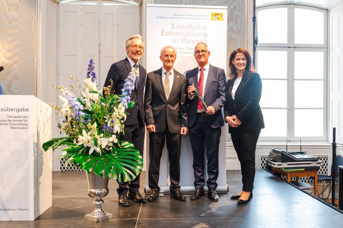 (v. l.) Ministerialdirigent Leonhard Rill, Leitender Baudirektor Josef Holzmann, sein Nachfolger Rolf Meindl und Ministerin Michaela Kaniber