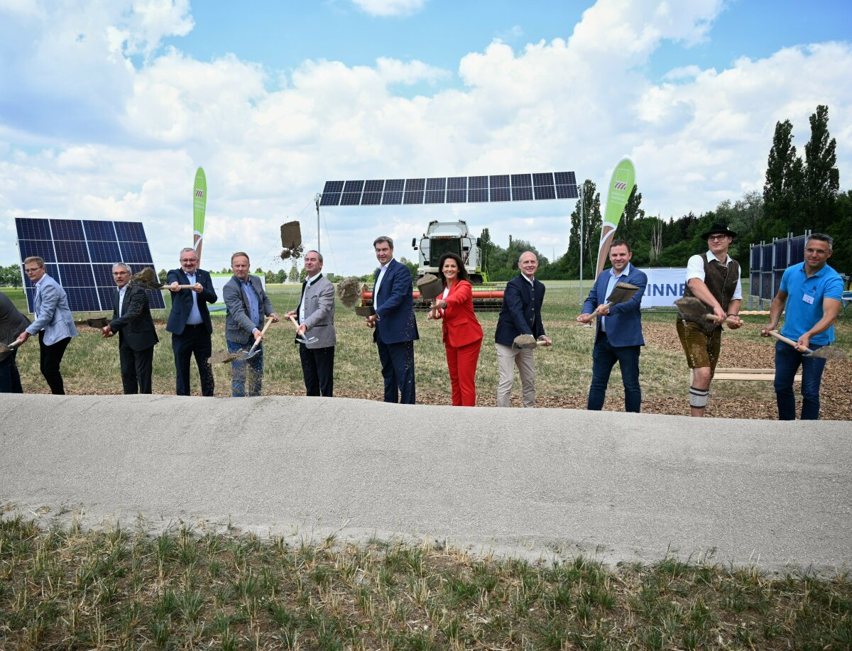 (v. l.) Martin Pröbstl (ENACO), Anton Dippold (GF BaySG), Thomas Stark (1. Bgm. Gemeinde Poing), Robert Niedergesäß (Landrat Lkr. Ebersberg), Wirtschaftsminister Hubert Aiwanger , Ministerpräsident Dr. Markus Söder, Landwirtschaftsministerin Michaela Kaniber, Dr. Egon Leo Westphal (Vorstand Bayernwerk AG), Felix Steber (GF Ökohaus), Alois Huber (Projektleiter Krinner carport), Heiko Hildebrandt (GF/Vorstand Next2Sun).