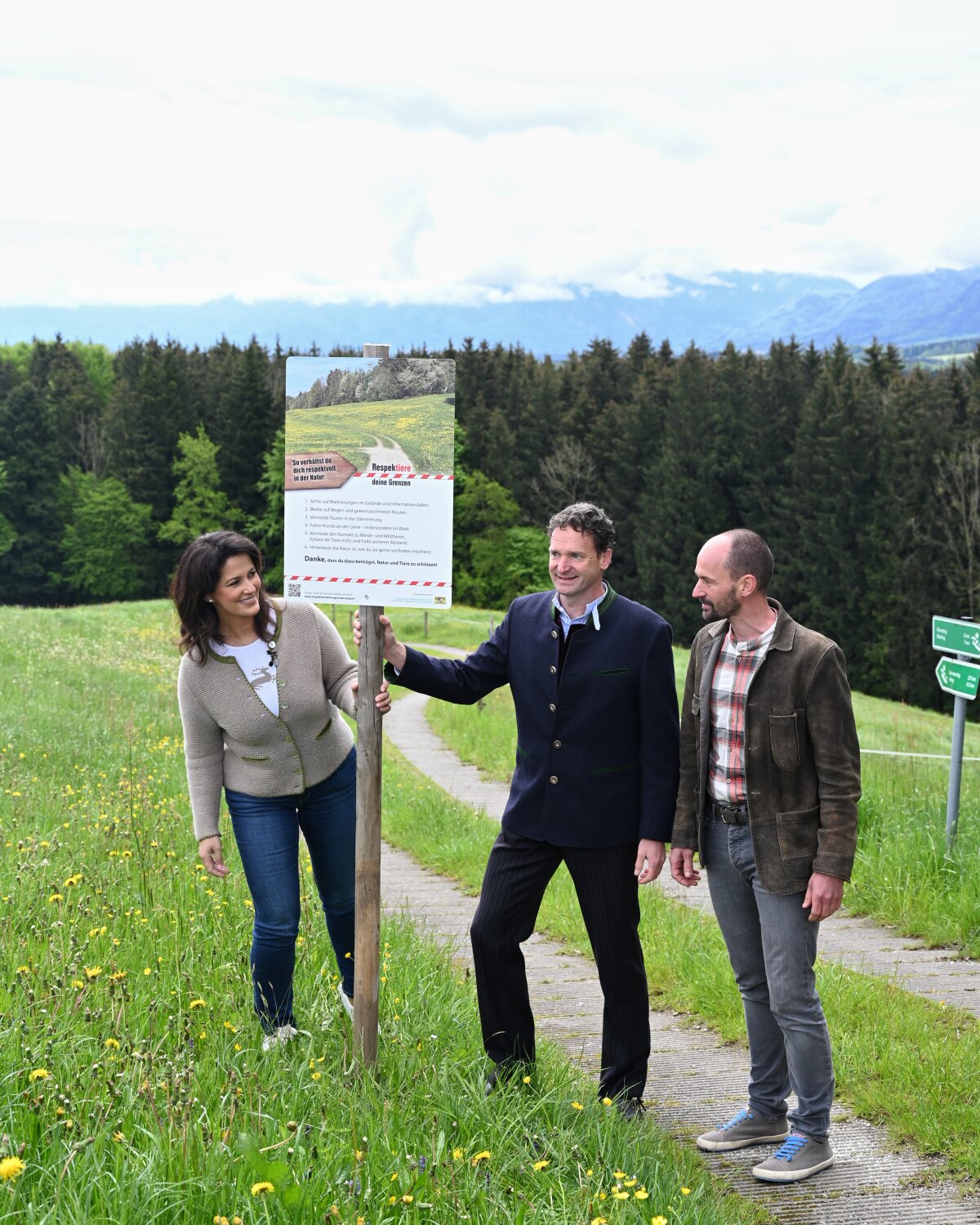 (v. l.) Landwirtschaftsministerin Michaela Kaniber mit Dr. Wolfgang Bachleiter (Initiator der Modellregion) und Christoph Burgstaller (Projektleiter „Respektiere deine Grenzen“ in Salzburg). 