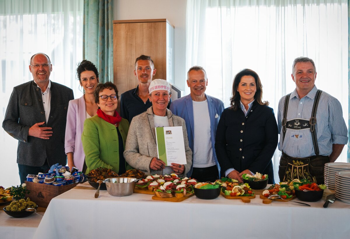 Staatsministerin Michaela Kaniber gemeinsam mit am BioRegio-Coaching im Seniorenheim St. Martin Beteiligten.