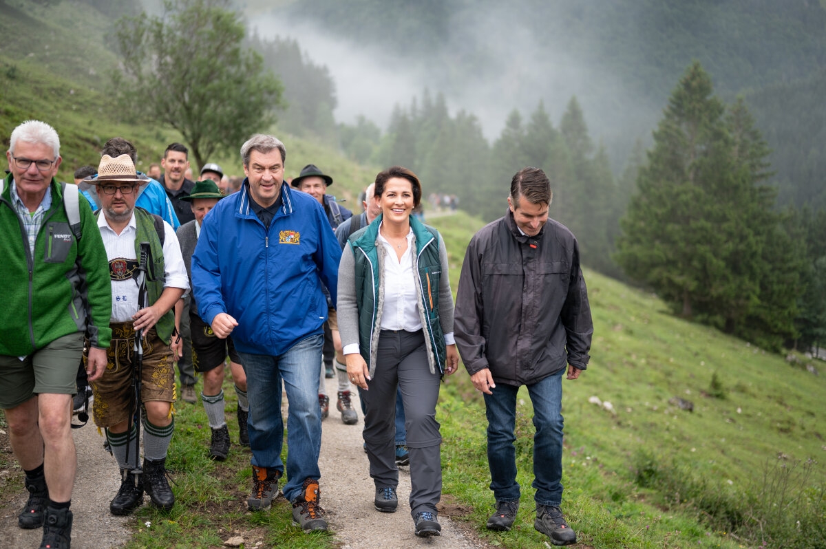 Ministerin Michaela Kaniber und Ministerpräsidenten Dr. Markus Söder gemeinsam mit Artur Auernhammer (MdB; 1.v. li.), Stefan Lederwascher (1. BM Gemeinde Flintsbach, 2.v.li.) sowie Eric Beißwenger (MdL, 5.v.li.) bei der Hauptalmbegehung am Sudelfeld.