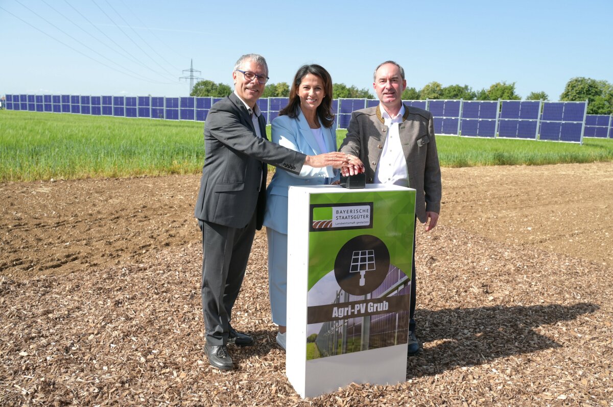 v. l.: Anton Dippold (GF der Bayerischen Staatsgüter in Grub), Landwirtschaftsministerin Michaela Kaniber sowie Wirtschaftsminister Hubert Aiwanger.