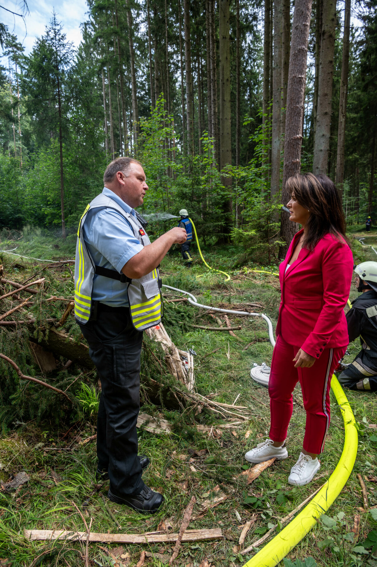 Ministerin Michaela Kaniber im Gespräch mit Kreisbrandrat des Landkreises Neuburg-Schrobenhausen Stefan Kreitmeier bei einer Waldbrandübung