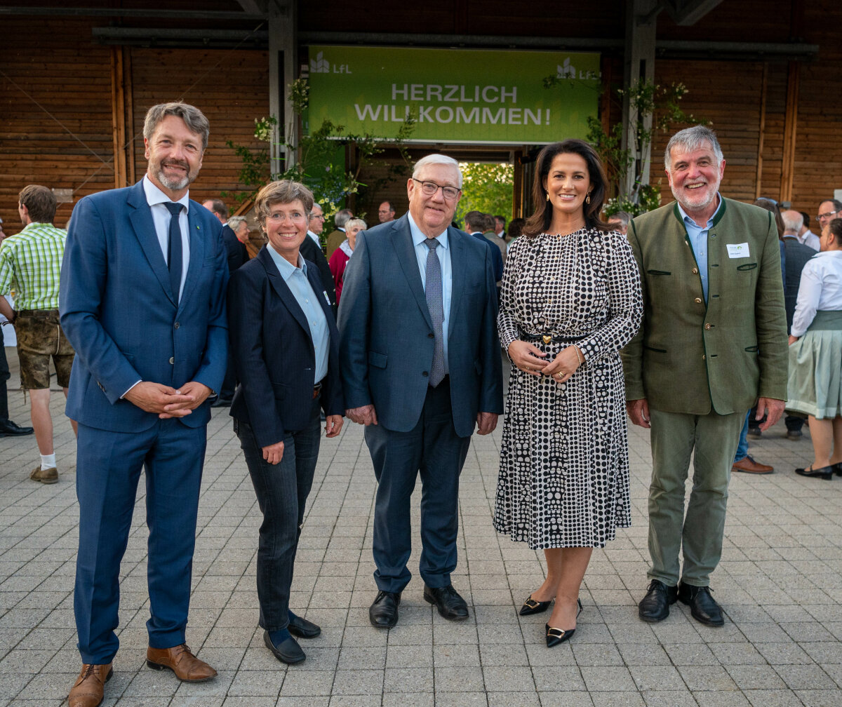 (v. l.) Stephan Sedlmayer (LfL-Präsident), Dr. Annette Freibauer (LfL-Vizepräsidentin), Josef Miller (StM a. D.), Landwirtschaftsministerin Michaela Kaniber sowie Jakob Opperer (LfL-Präsident a. D.). 