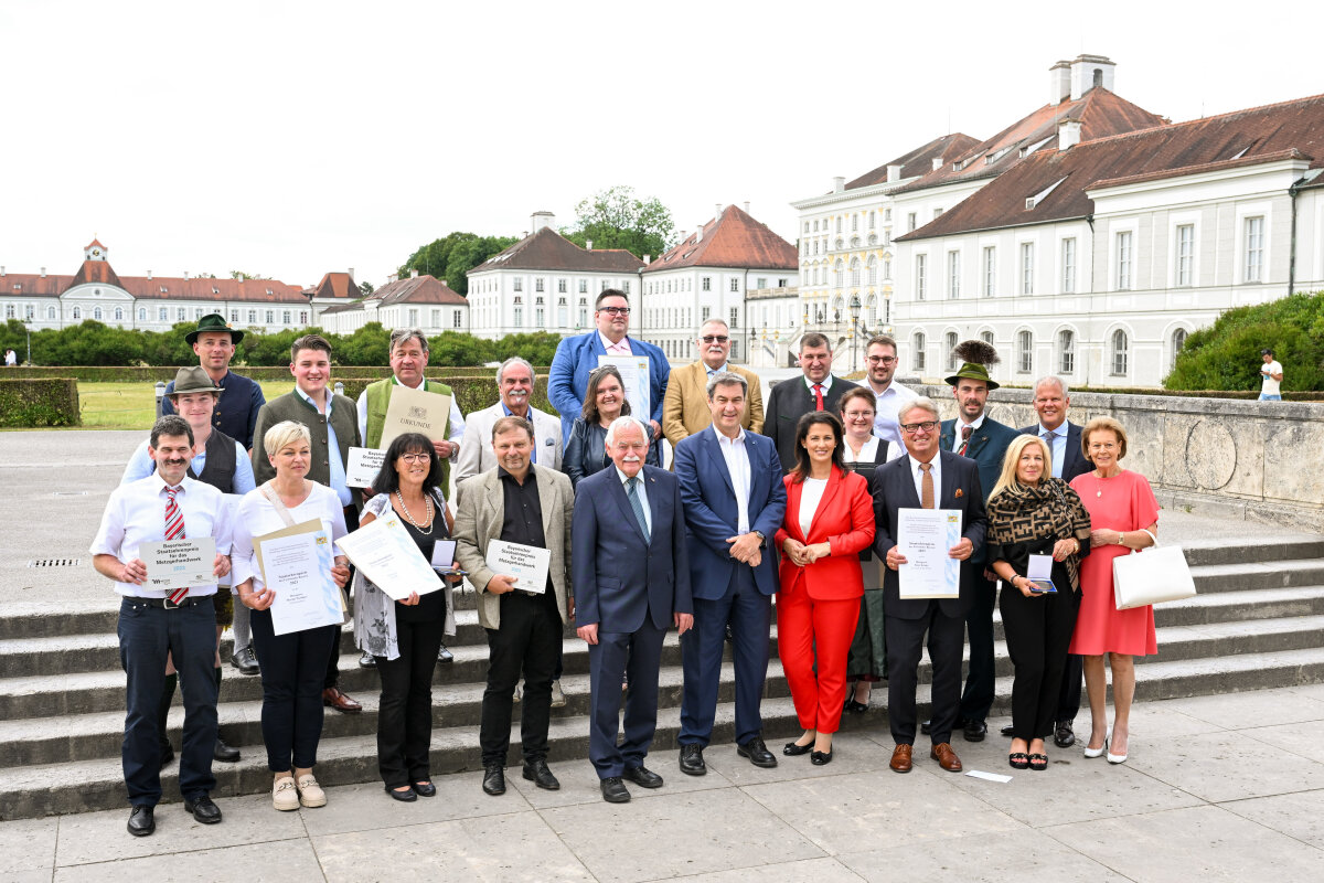 Ministerin Michaela Kaniber mit Ministerpräsident Dr. Markus Söder und den Preisträgern des Staatsehrenpreises Metzgerhandwerk