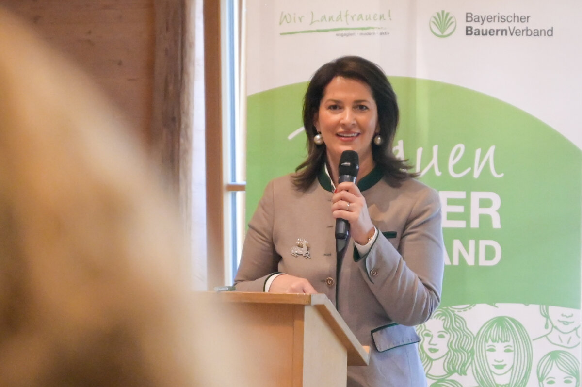 Das Bild zeigt Staatsministerin Michaela Kaniber beim Landfrauentag 2025 in Unterföhring bei München.
