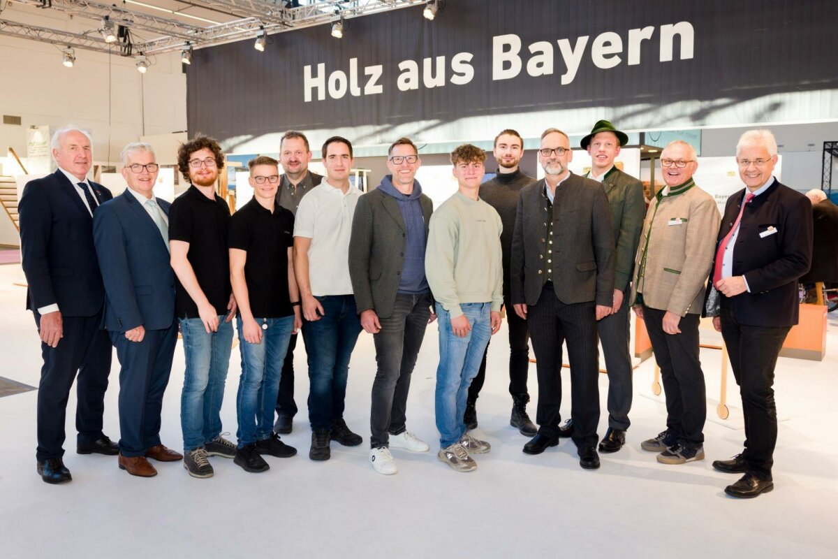 (v. l.) Präsident der Handwerkskammer für München und Oberbayern Franz Xaver Peteranderl, Amtschef des Bayerischen Staatsministeriums für Ernährung, Landwirtschaft, Forsten und Tourismus Hubert Bittlmayer, Julian Popp und Markus Summer (beide Firma Bulthaup GmbH & Co. KG), Gottfried Stettmer (Schreinerei Stettmer), Felix Wisgalla (Firma Bulthaup GmbH & Co. KG), Peter Graf (Firma MEZA GmbH), Markus Müller und Johannes Müller (beide Schreinerei Müller), Kaspar Orterer (Schreinerei Kaspar Orterer), Richard Haager (Schreinerei Haager), Präsident des Fachverbands Schreinerhandwerk Bayern Bernhard Daxenberger sowie Hauptgeschäftsführer des Fachverbands Schreinerhandwerk Bayern Dr. Christian Wenzler.