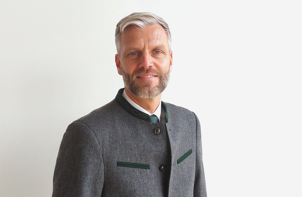 Das Bild zeigt Klaas Wellhausen lächelnd in die Kamera blickend.