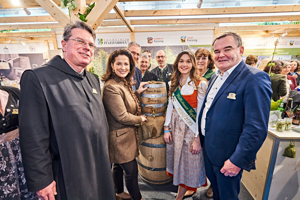 Staatsministerin Michaela Kaniber gemeinsam mit (v.l.n.r) Pater Lukas vom Kloster Scheyern, der Hallertauer Hopfenkönigin Eva-Maria Pichlmeyer, Landrat Albert Gürtner sowie weiteren Vertretern des Landkreises.