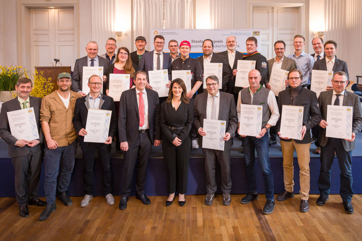 Gruppenfoto mit Ministerin Michaela Kaniber und den Preisträgern des Staatsehrenpreises Bäcker 2023