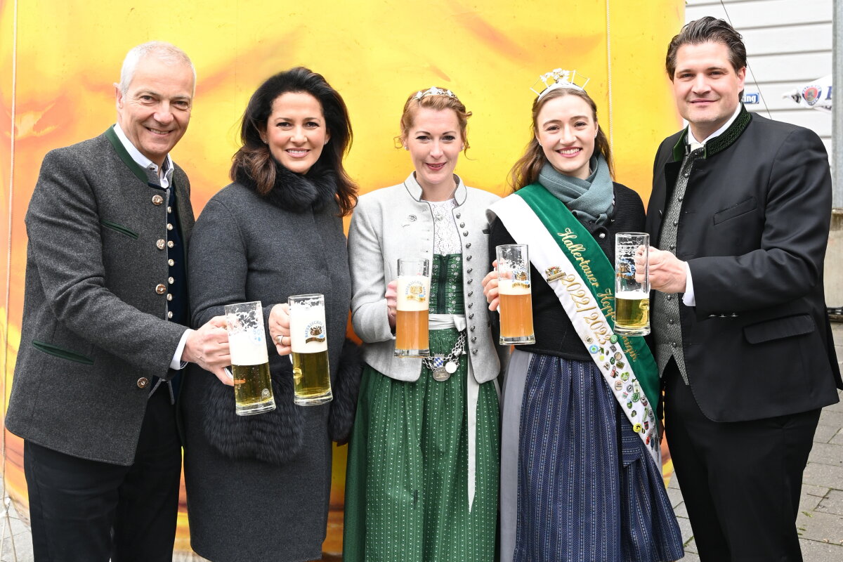 Schirmherrin und Landwirtschaftsministerin Michaela Kaniber hat zum „Tag des Bayerischen Bieres“ mit dem Schatzmeister des Bayerischen Brauerbunds, Dr. Michael Möller (l.), der Bayerischen Bierkönigin Sarah Jäger und der Hallertauer Hopfenkönigin Susanne Kaindl (2.v.r.) sowie dem Landesgeschäftsführer des Bayerischen Hotel- und Gaststättenverbands DEHOGA Bayern, Dr. Thomas Geppert (r.) angestoßen.