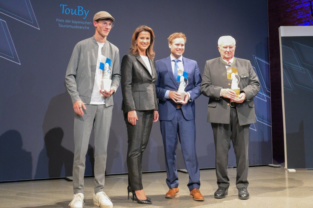 Tourismusministerin Michaela Kaniber mit den Gewinnern des Tourismuspreises TouBy 2025