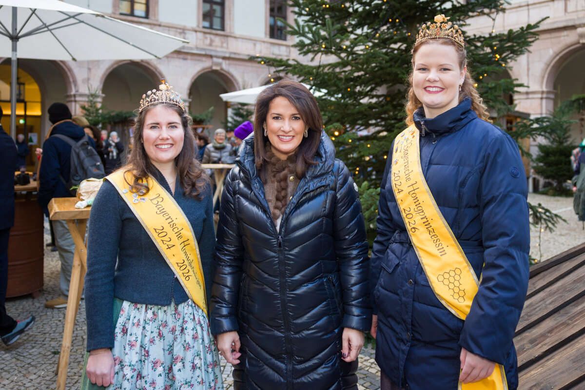 Im Schmuckhof des Ministeriums beim Christkindlmarkt: (v. l.) Honigkönigin Elena I, Staatsministerin Michaela Kaniber sowie Honigprinzessin Anja.