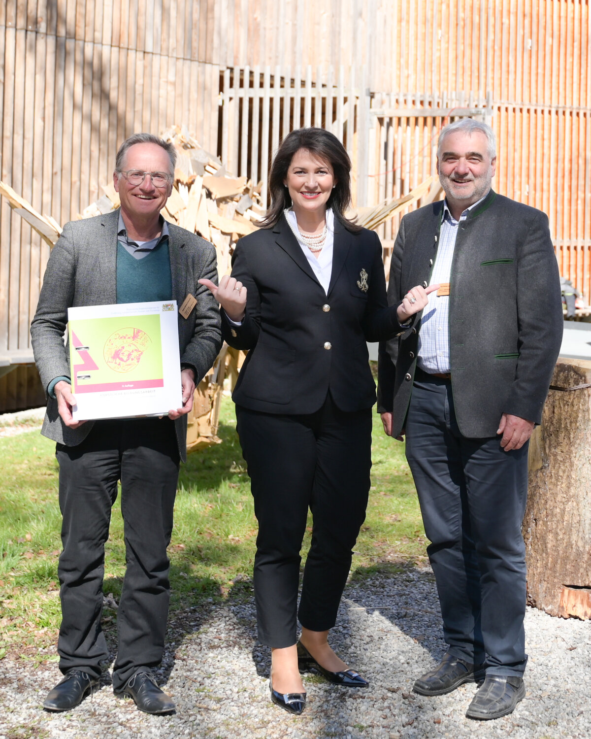 Das Bild zeigt Staatsministerin Michaela Kaniber gemeinsam mit den  "Urvätern " des  "Leitfaden Forstliche Bildungsarbeit", Professor Robert Vogl (1.v.l.) und Alfons Leitenbacher (3.v.l.), beim Waldpädagogischen Symposium Grafrath.