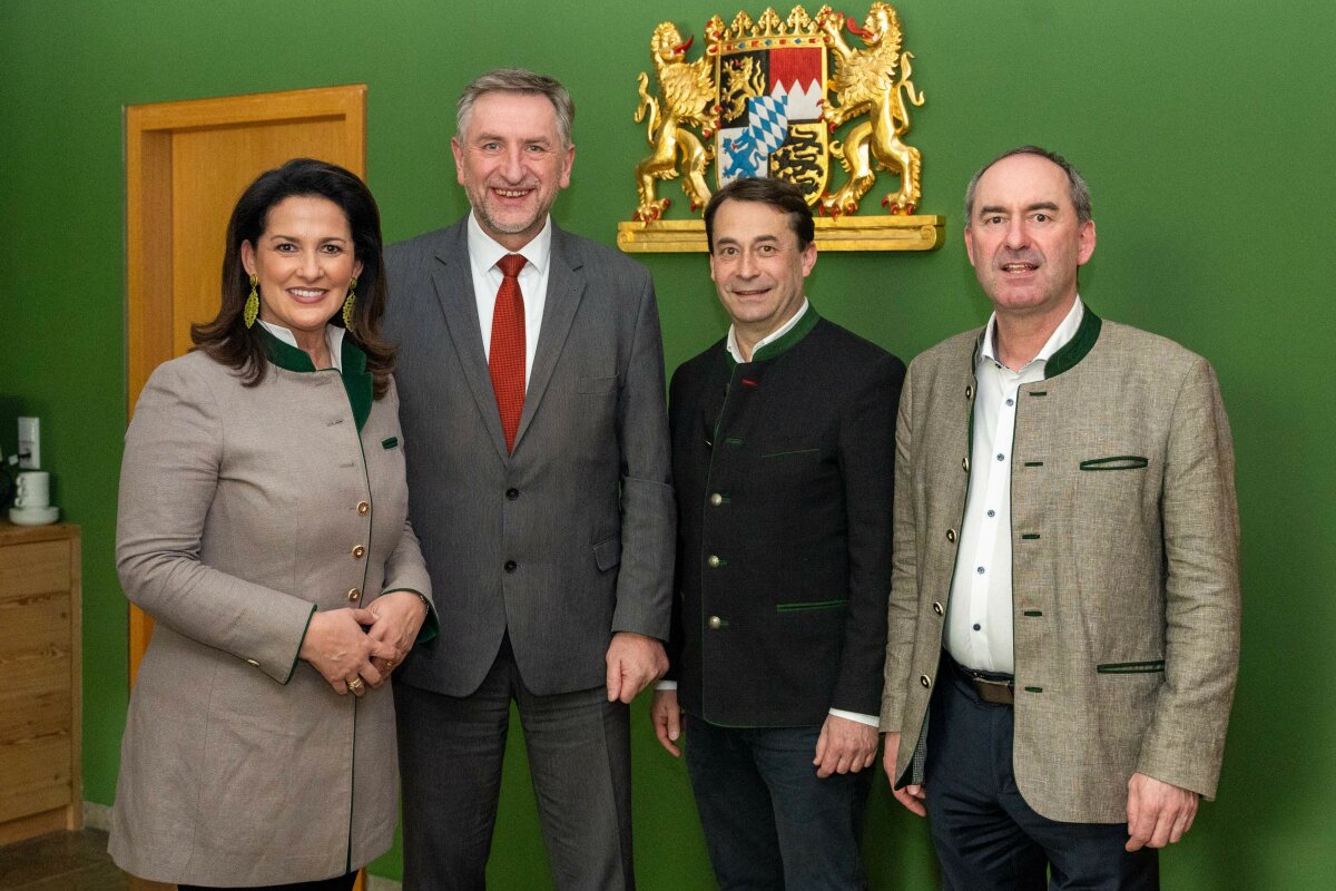 Forstministerin Michaela Kaniber, den Präsident des Bayerischen Bauernverbands Günther Felßner, den Präsident des Bayerischen Waldbesitzerverbandes Josef Ziegler und Jagdminister Hubert Aiwanger.