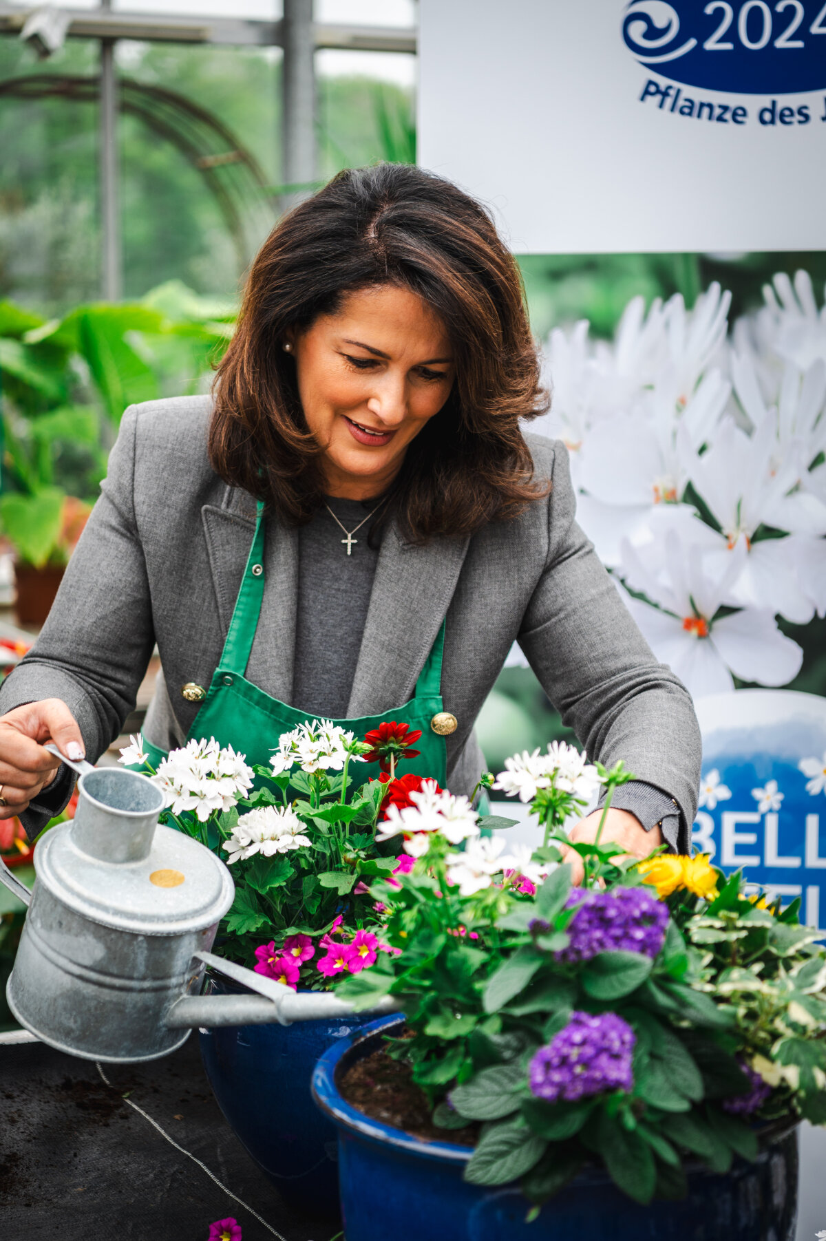 Staatsministerin Michaela Kaniber beim Gießen von Blumen