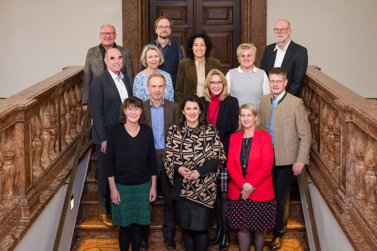 Ministerin Michaela Kaniber mit der Fachjury zum Wettbewerb GenussOrte Bayern 2024 auf einer Treppe