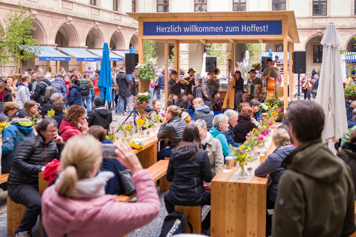 Blick in den Innenhof des Landwirtschaftsministerium beim Sommer-Hoffest 2023 mit vielen Besuchern