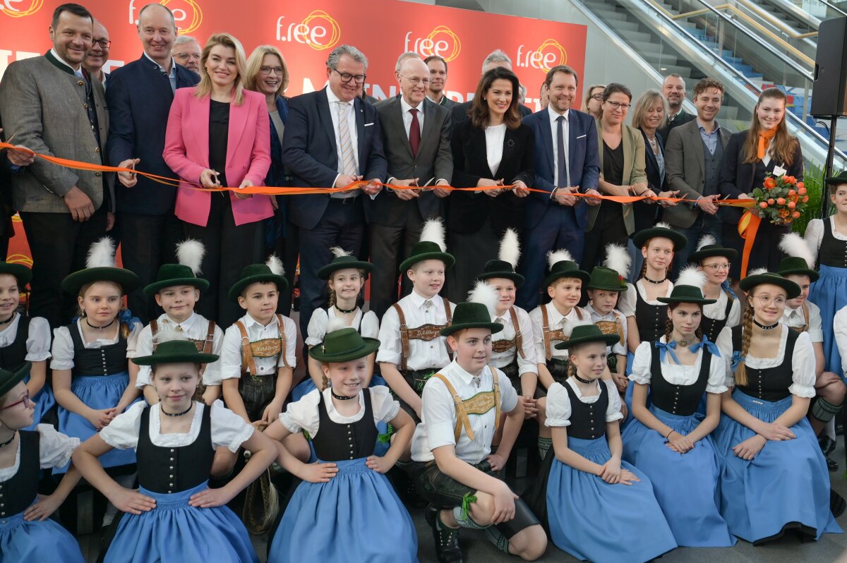 Tourismusministerin Michaela Kaniber (Mitte) gemeinsam mit Kroatiens Tourismusministerin Dr. Nikolina Brnjac (3. von links) und den Ehrengästen der Eröffnung sowie der Kinder- und Jugendgruppe des Trachtenvereins „D’Mühlberger Waging e.V.“ beim Durchschneiden des Bandes zur Messeeröffnung