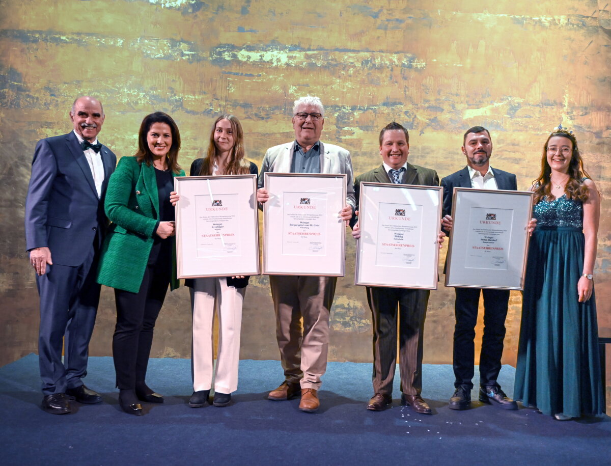 (v. l.) Staatsministerin Michaela Kaniber zusammen mit Artur Steinmann (Präsident des Fränkischen Weinbauverbandes), Alexa Kreglinger (Weingut Kreglinger), Robert Haller (Weingut Bürgerspital zum Hl. Geist Würzburg), Klaus Höfling (Weingut Höfling), Stefan Bardorf (Weingut Stefan Bardorf) sowie Lisa Lehritter (Fränkische Weinkönigin).