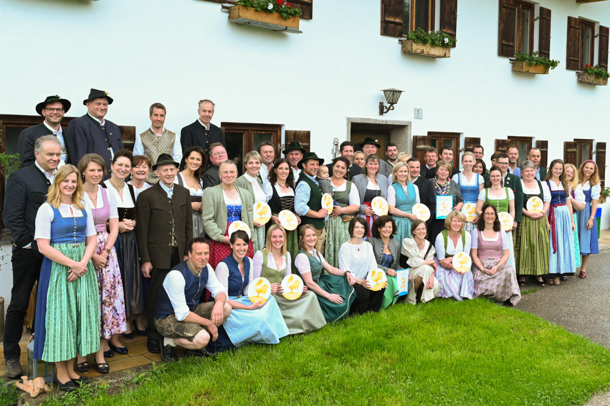 Staatsministerin Michaela Kaniber mit den Preisträgerinnen und Preisträgern des Goldenen Gockels bei der Preisverleihung auf dem Rechenmacherhof in Uffing am Staffelsee.