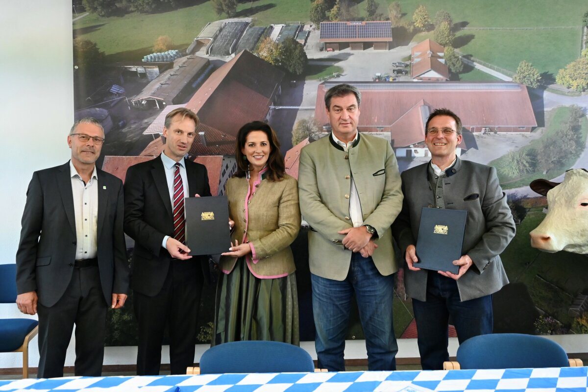 Ein Foto der Vertragsunterzeichnung mit den beteiligten Personen, . Anton Dippold, Gerhard Reichel, Michaela Kaniber, Dr. Markus Söder und Elmar Karg. 