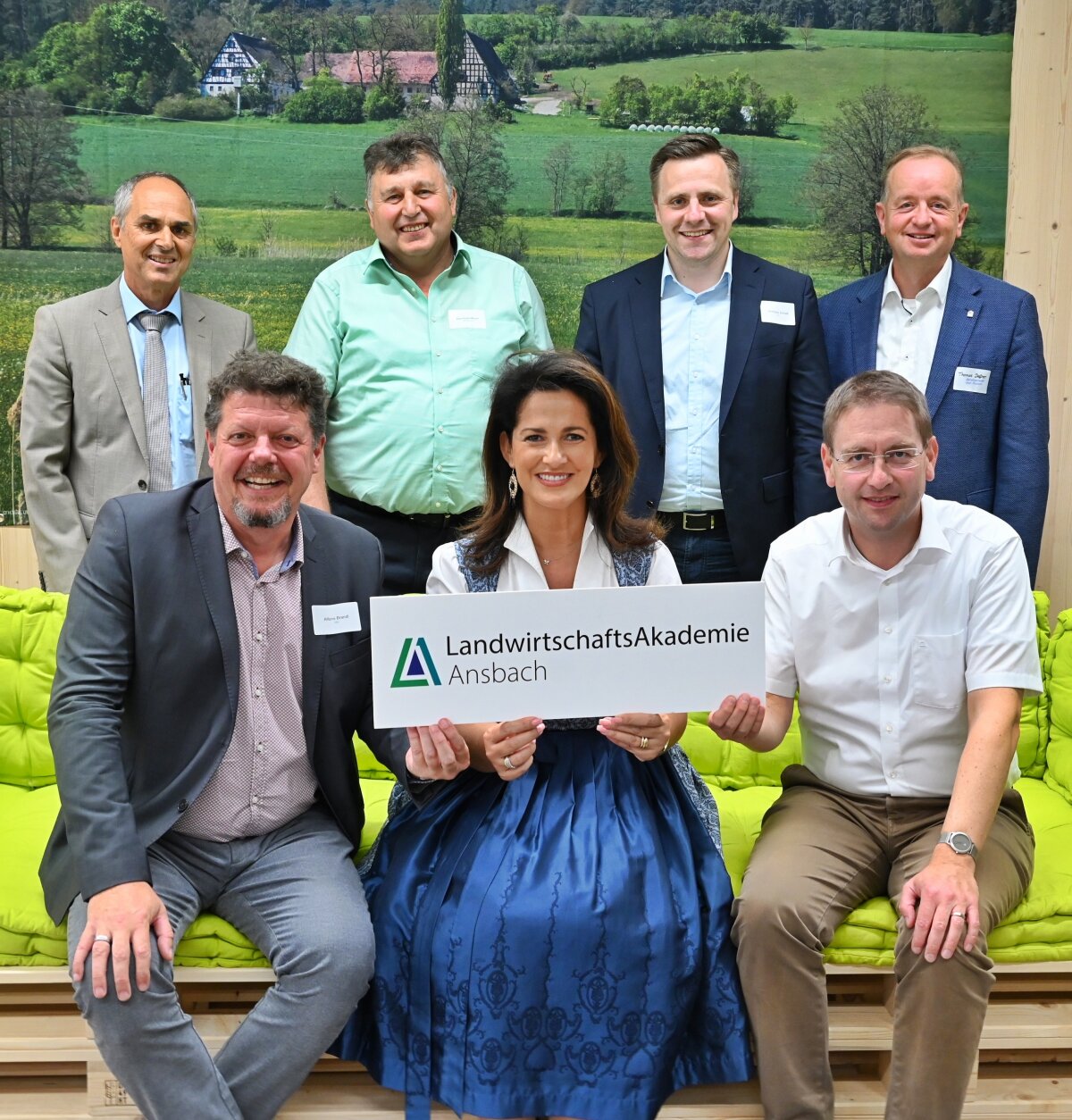 (v. l.) erste Reihe: Alfons Brandl (MdL), Staatsministerin Michaela Kaniber, Dr Jürgen Ludwig (Landrat LK Ansbach); zweite Reihe: Wolfgang Kerwagen (Behördenleiter AELF Ansbach), Reinhard Meyer (BBV Kreisobmann), Andreas Schalk (MdL), Thomas Deffner (Oberbürgermeister Ansbach).