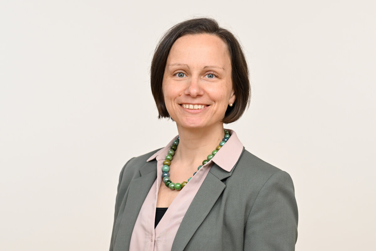 Das Bild zeigt Karin Höglmeier lächelnd in die Kamera blickend.