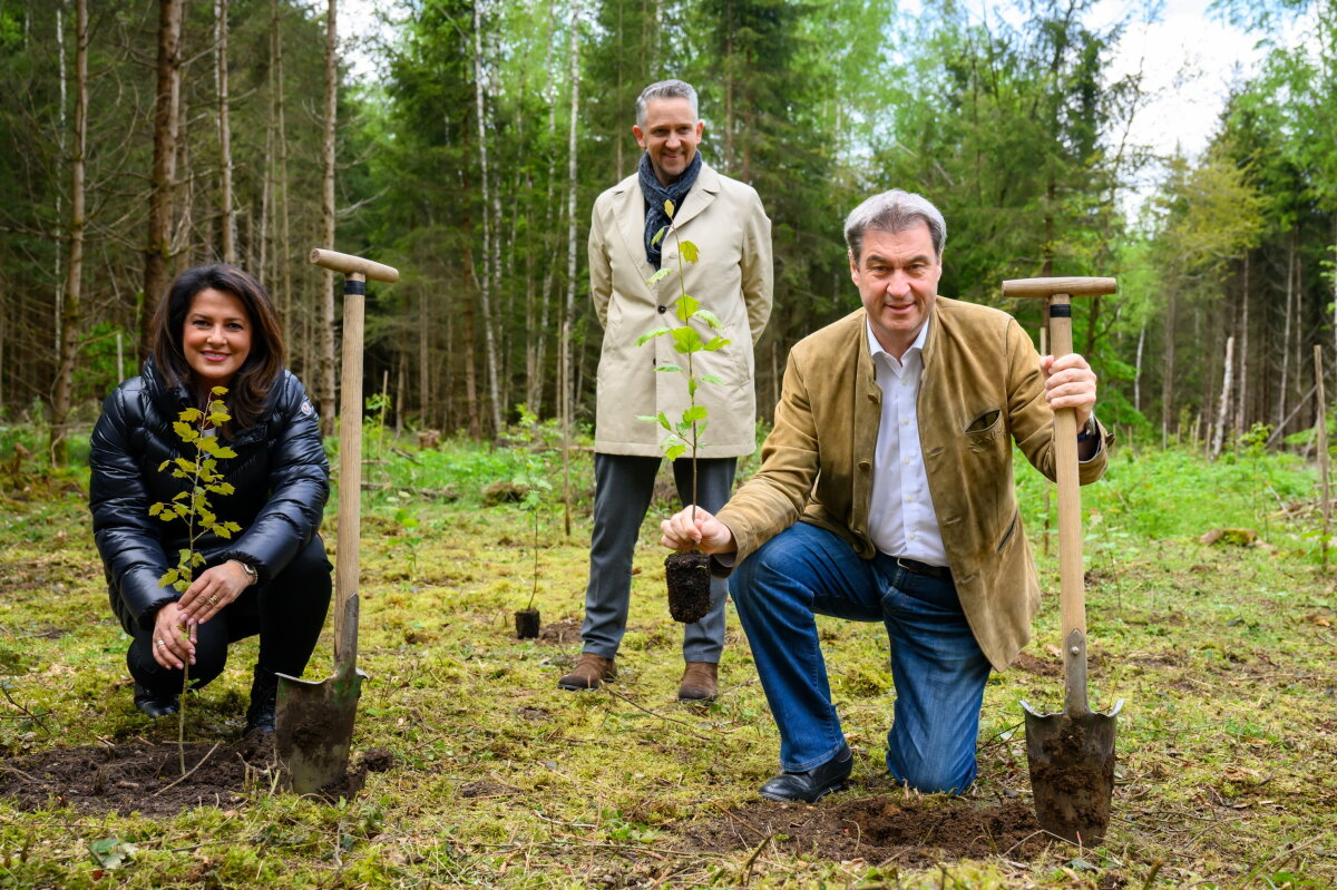 Ministerin Michaela Kaniber mit Ministerpräsident Dr. Markus Söder (r.) und MdL Thomas Huber (m.) 