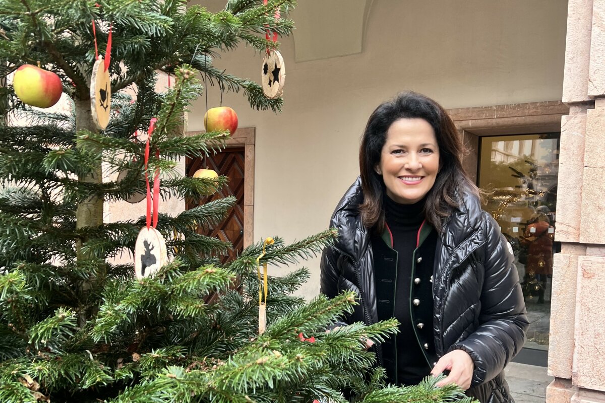 Staatsministerin Michaela Kaniber steht neben einem geschmückten Christbaum