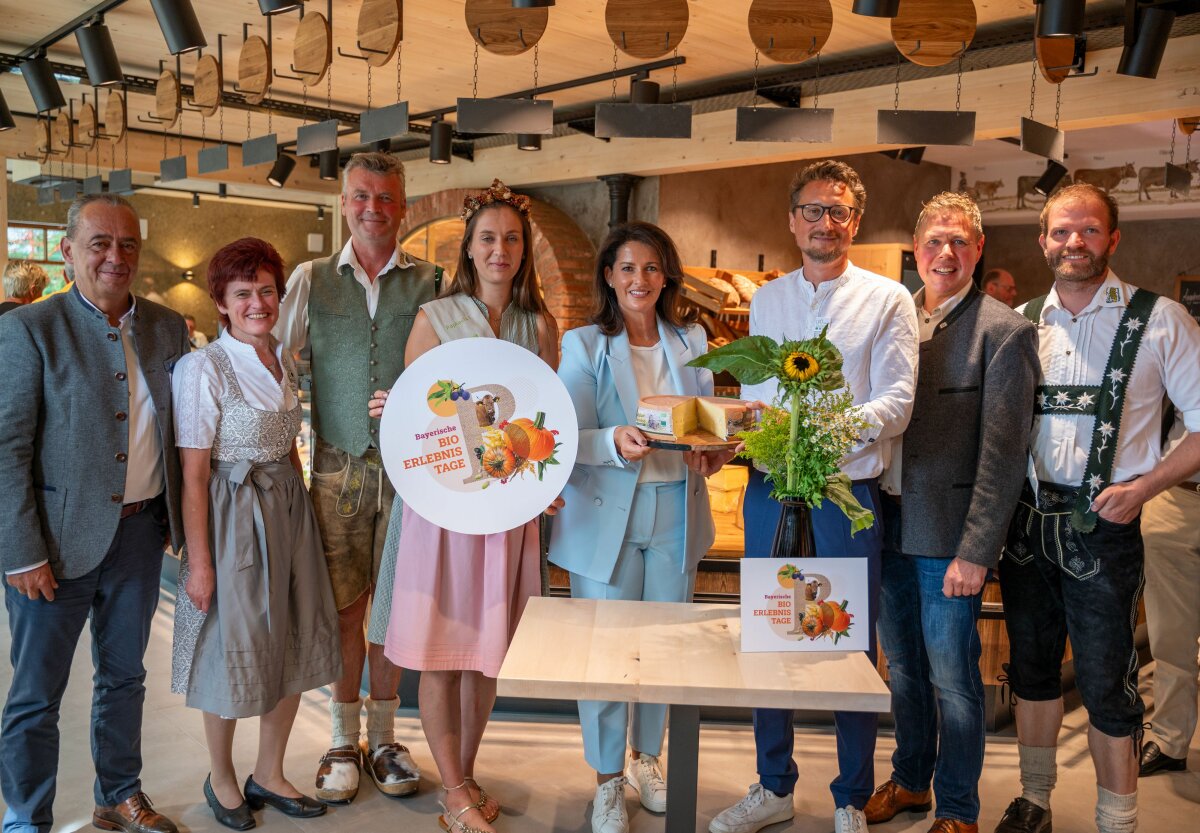 v. l. Klaus Knoll (Stellvertretender Oberbürgermeister Stadt Kempten), Roswitha Boppeler (Allgäuer Käse-Sommelière), Franz Berchtold (Geschäftsführer Bio-Schaukäserei Wiggensbach), Bio-Königin Raphaela Lex, Staatsministerin Michaela Kaniber, Thomas Lang (1. Vorsitzender Landesvereinigung für den ökologischen Landbau Bayern e.V.), MdL Joachim Konrad, Robert Röhrle (Betriebsleiter Bio-Schaukäserei Wiggensbach).