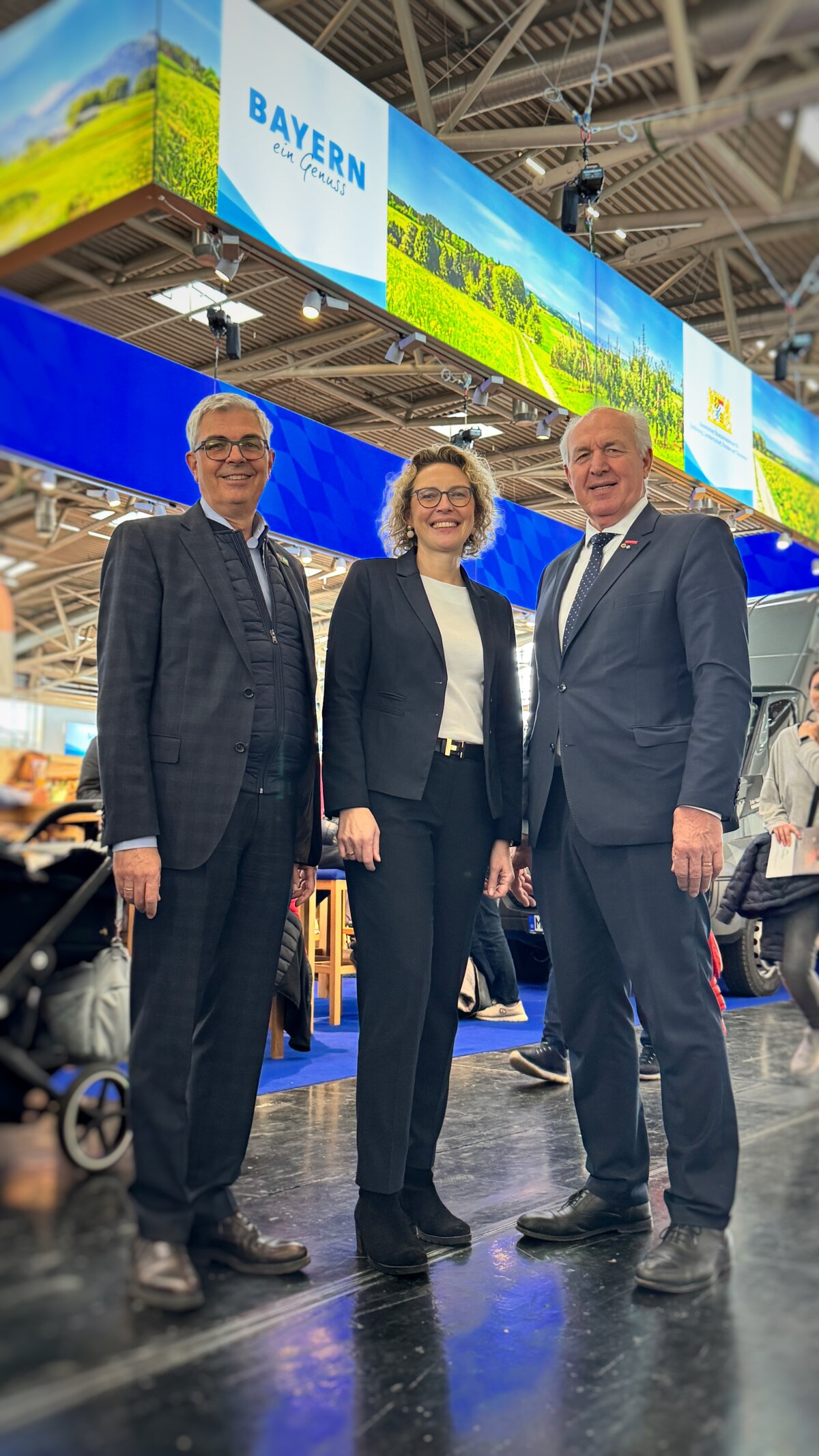 (v. l.) Dieter Dohr (Geschäftsführer der GMH Gesellschaft für Handwerksmessen mbH), Alexandra Schenk (Abteilungsleiterin im Landwirtschaftsministerium) sowie Franz Xaver Peteranderl (Präsident der Handwerkskammer für München und Oberbayern) im Rahmen der Eröffnung der Food&Life 2024 in München-Riem.