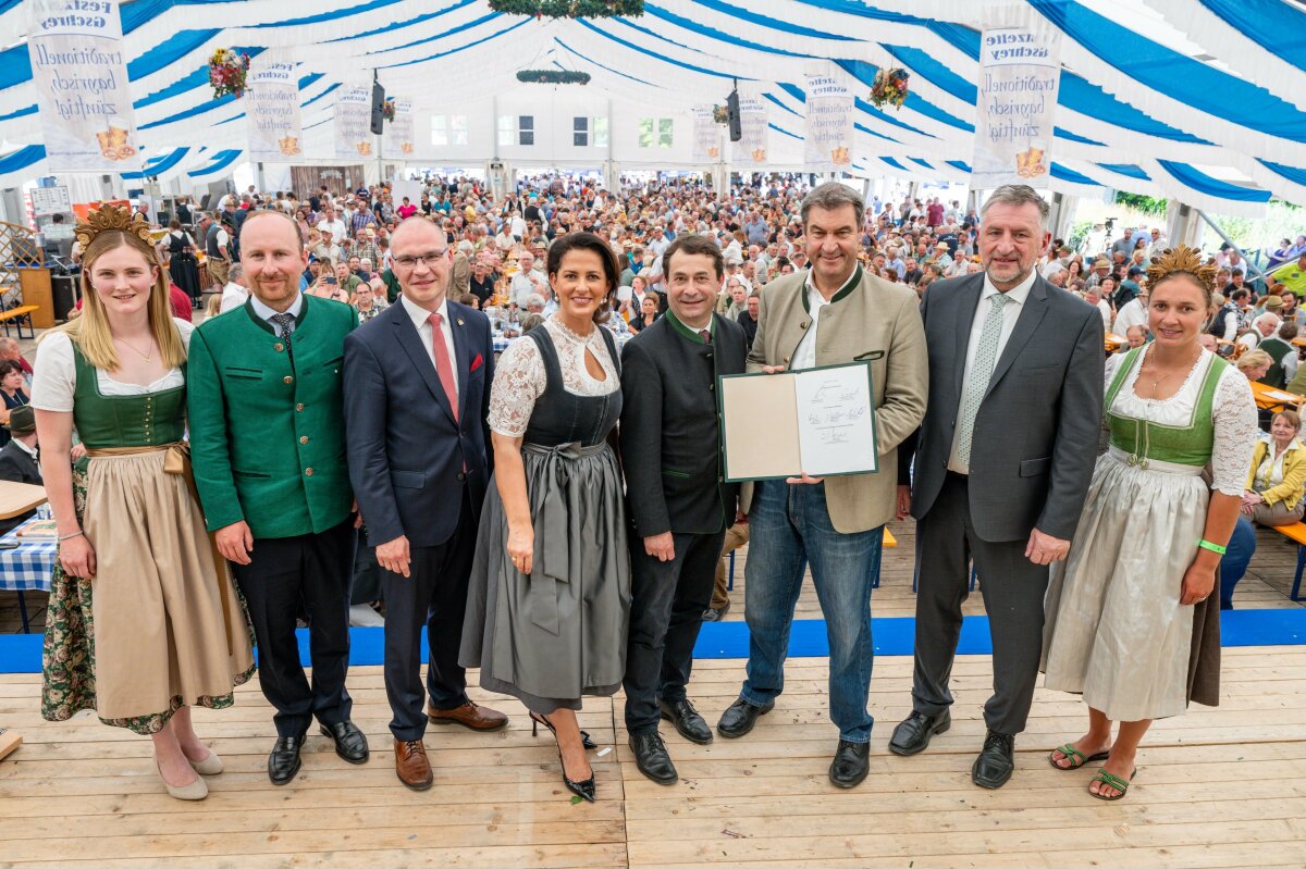 (v. l.): Waldprinzessin Simone Brunner, Alexander Stärker (Vorsitzender der Familienbetriebe Land und Forst Bayern) Erster Bürgermeister Stadt Iphofen Dieter Lenzer (Vertreter des Bayerischen Gemeindetags und Vorsitzender des Forstausschusses des Bayerischen Städtetags), Forstministerin Michaela Kaniber, Josef Ziegler (Präsident des Bayerischen Waldbesitzerverbandes), Ministerpräsident Dr. Markus Söder, Günther Felßner (Präsident des Bayerischen Bauernverbandes), sowie Waldkönigin Antonia Hegele