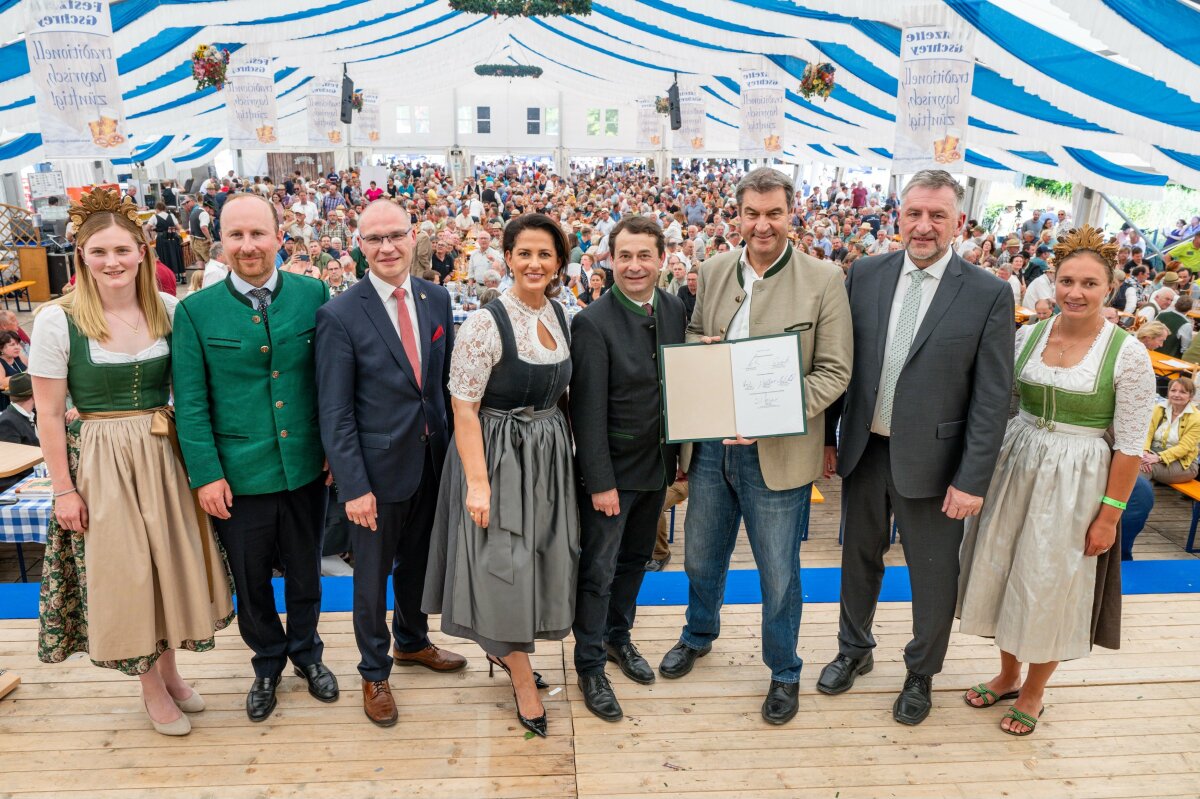 (v. l.): Waldprinzessin Simone Brunner, Alexander Stärker (Vorsitzender der Familienbetriebe Land und Forst Bayern) Erster Bürgermeister Stadt Iphofen Dieter Lenzer (Vertreter des Bayerischen Gemeindetags und Vorsitzender des Forstausschusses des Bayerischen Städtetags), Forstministerin Michaela Kaniber, Josef Ziegler (Präsident des Bayerischen Waldbesitzerverbandes), Ministerpräsident Dr. Markus Söder, Günther Felßner (Präsident des Bayerischen Bauernverbandes), sowie Waldkönigin Antonia Hegele