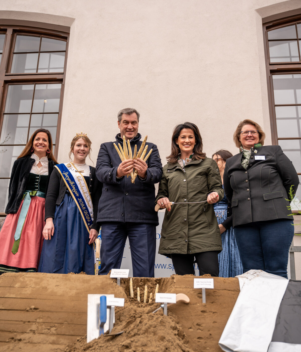 Ministerpräsidenten Dr. Markus Söder und Landwirtschaftsministerin Michaela Kaniber bei der gemeinsamen Eröffnung der Spargelsaison auf dem Münchner Viktualienmarkt zusammen mit der Kommunalreferentin der Stadt München, Kristina Frank (1. v.li), der amtierende Schrobenhausener Spargelkönigin, Natalie I. (2. v.li) sowie der 1. Vorsitzenden des Spargelerzeugerverband Südbayern, Claudia Westner (5. v.li). 