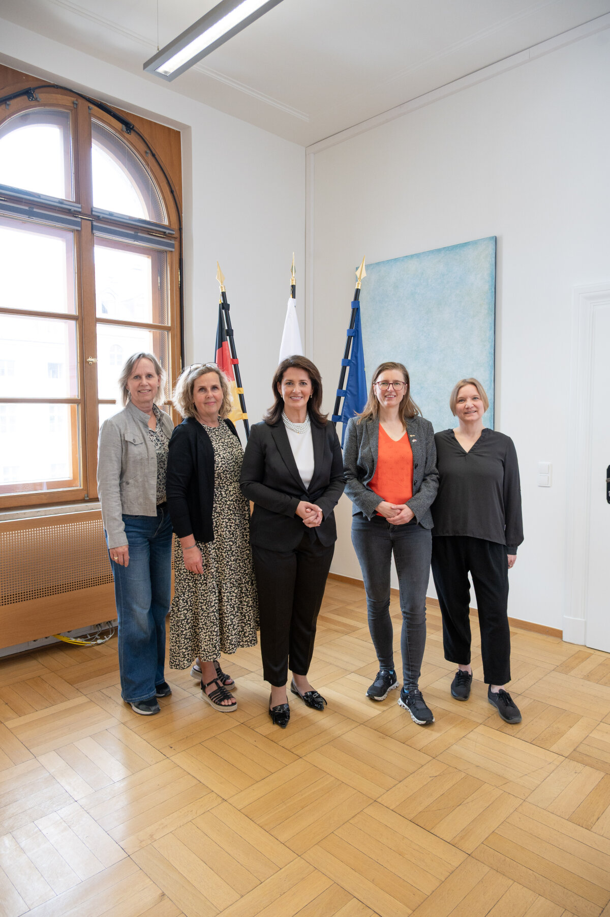 Das Bild zeigt Staatsministerin Michaela Kaniber zusammen mit (v.l.n.r.) Petra Husemann-Roew, Landesgeschäftsführerin des ADFC Bayern e. V, Martina Kiderle, Mitglied des Vorstands Bereich Tourismus im ADFC Bayern e. V., Eva Mahling, neue Vorsitzende ADFC Bayern e.V. und Bernadette Felsch, die bisherige Vorsitzende des ADFC Bayern e. V.