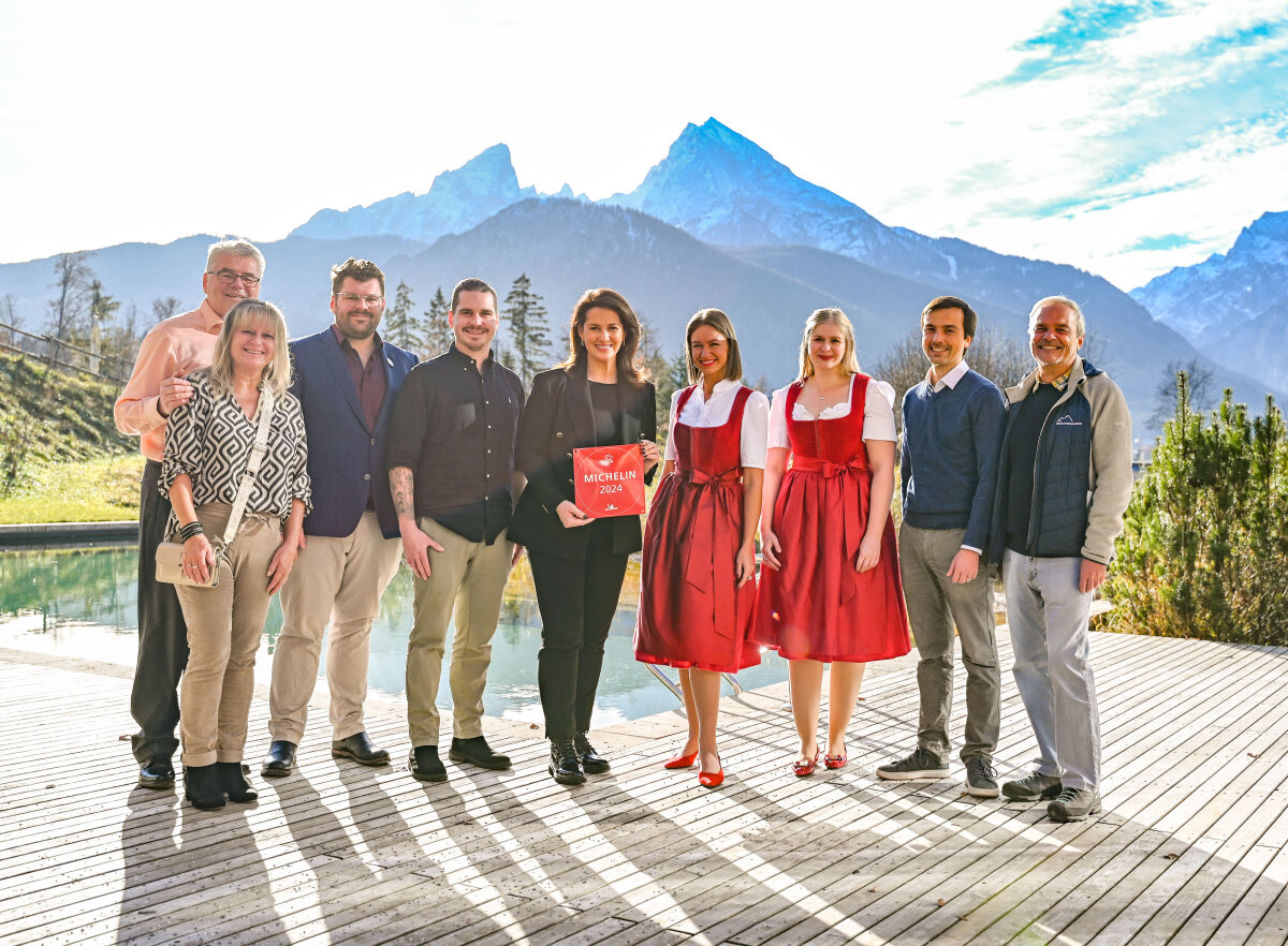 Das Gruppenfoto im Freien zeigt Staatsministerin Michaela Kaniber gemeinsam mit (v.l.n.r.) Martin (2. Reihe), Marion, Florian und Benjamin Fuchs (Villa Sonnenhof Boutique Hotel), Daria Odintsova und Antonia Greim (Kempinski Hotel Berchtesgaden) sowie Florian und Bartl Wimmer (Kulturhof Stanggass).