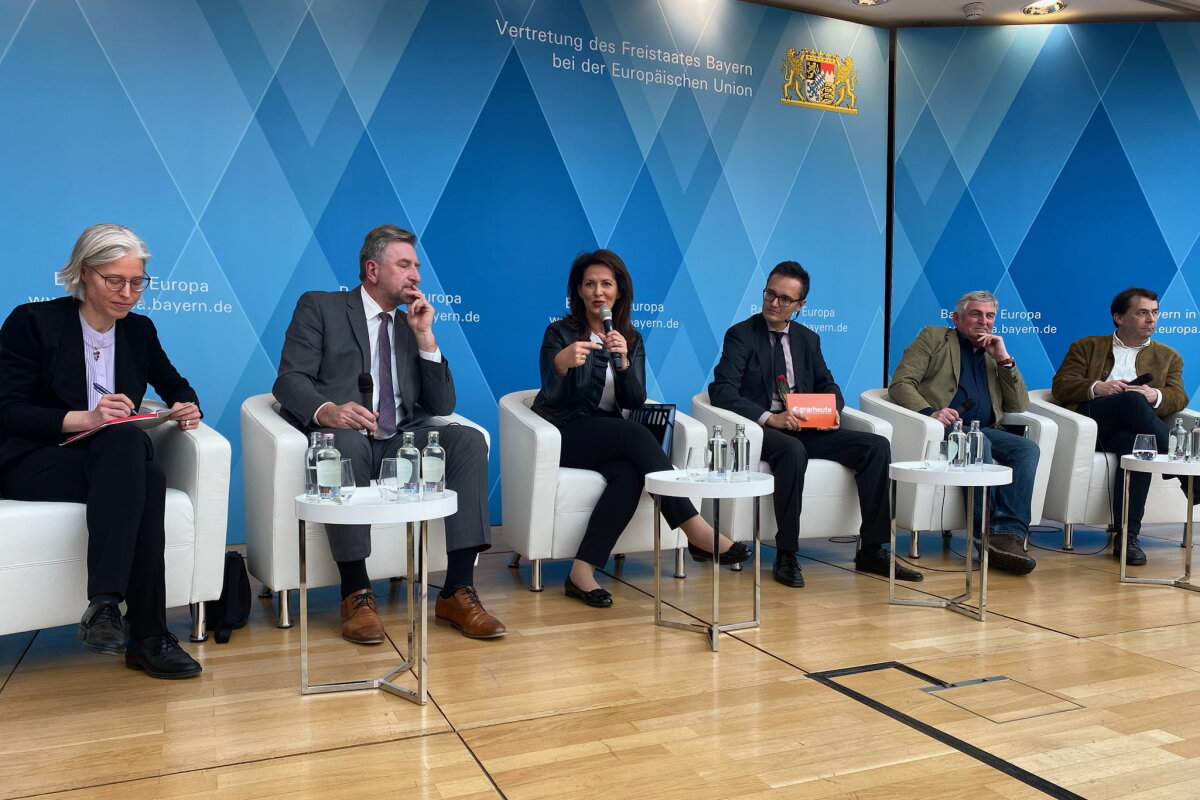 Ministerin Michaela Kaniber (3. v. l.) mit (v. l.) Bettina Dösner (EU-Kommission), Günther Felßner (Präsident Bayerischer Bauernverband), Moderator Simon Michel-Berger, MdEP Martin Häusling und Josef Ziegler (Präsident Bayerischer Waldbesitzerverband)